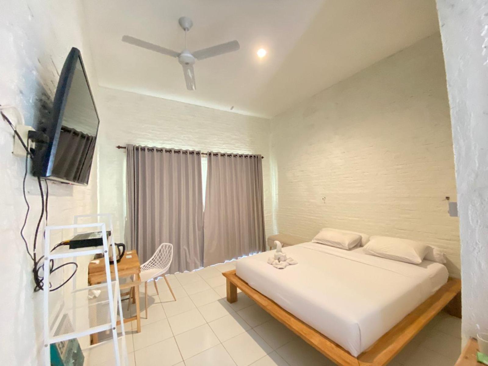 Pasir Putih Resort & Resto Maluk Exterior foto